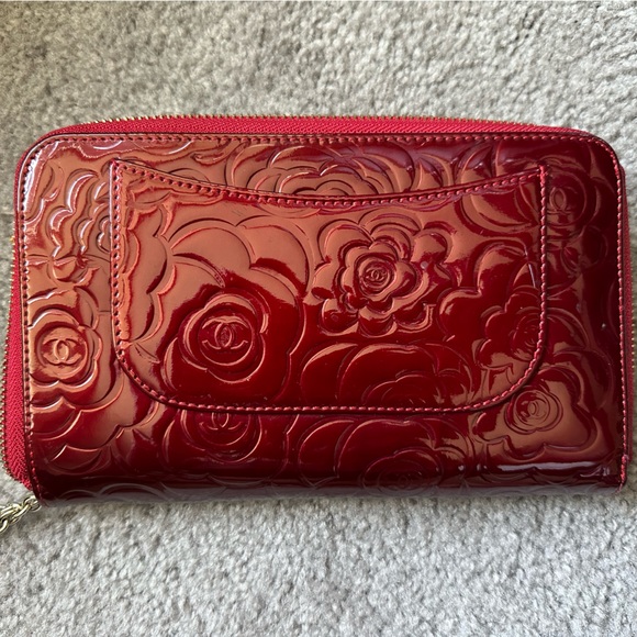 Good condition Chanel Camellia Wallet Red Patent Leather - Picture 2 of 7